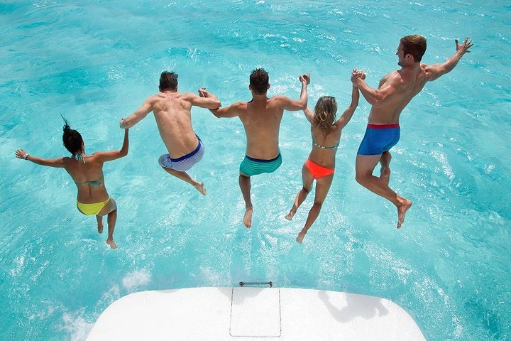 3-Hour 40ft Sea Ray Private Yacht with Snacks & Open Bar