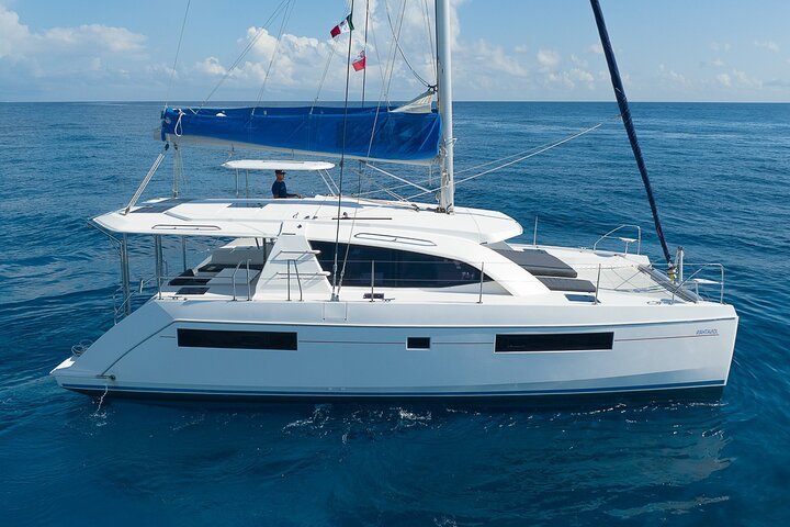 3-Hour 40ft Leopard Private Catamaran with Snacks & Open Bar