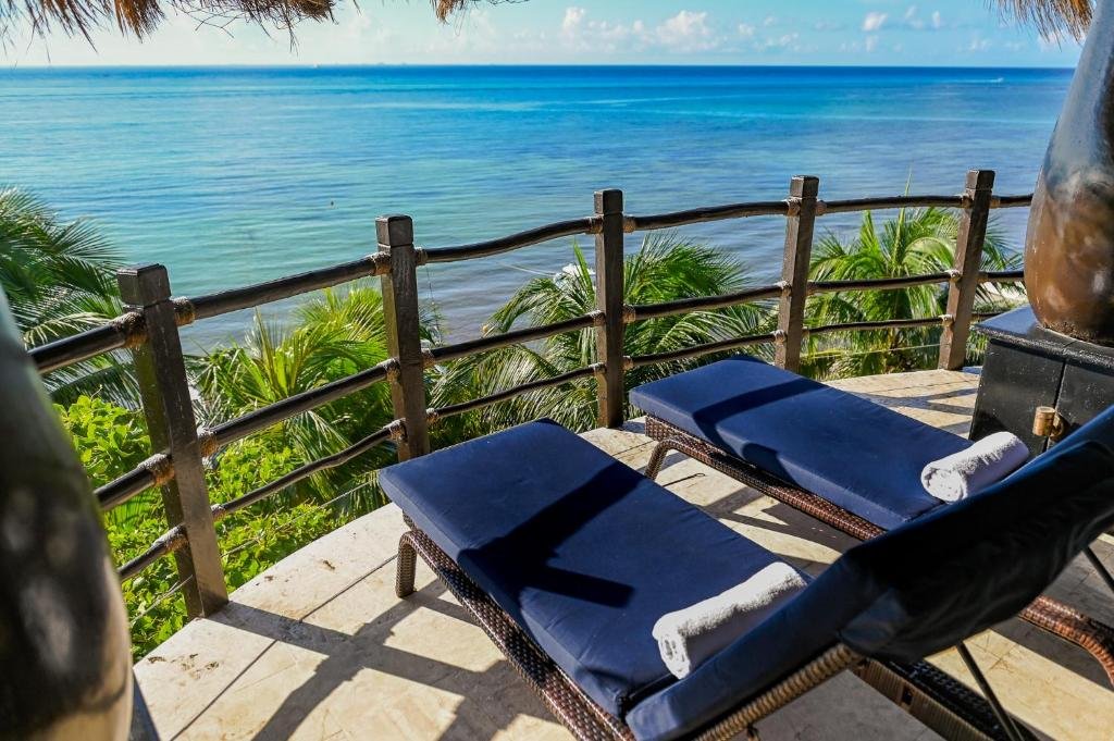 El Taj Oceanfront & Beachside Condo Hotel