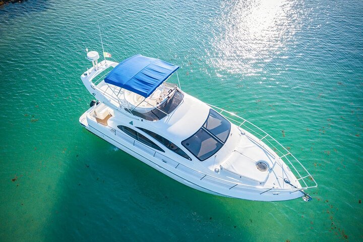 5-Hour Azimut Luxury Yacht All-Inclusive from Playa del Carmen
